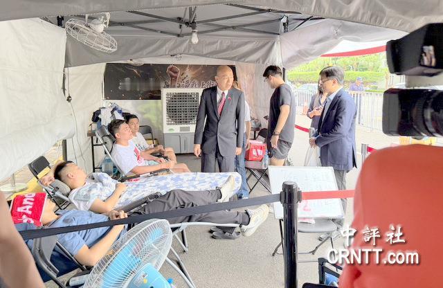 韩国瑜探望绝食已超102小时的蓝营四勇士！为了不过多消耗四位青年的体力，韩国瑜仅