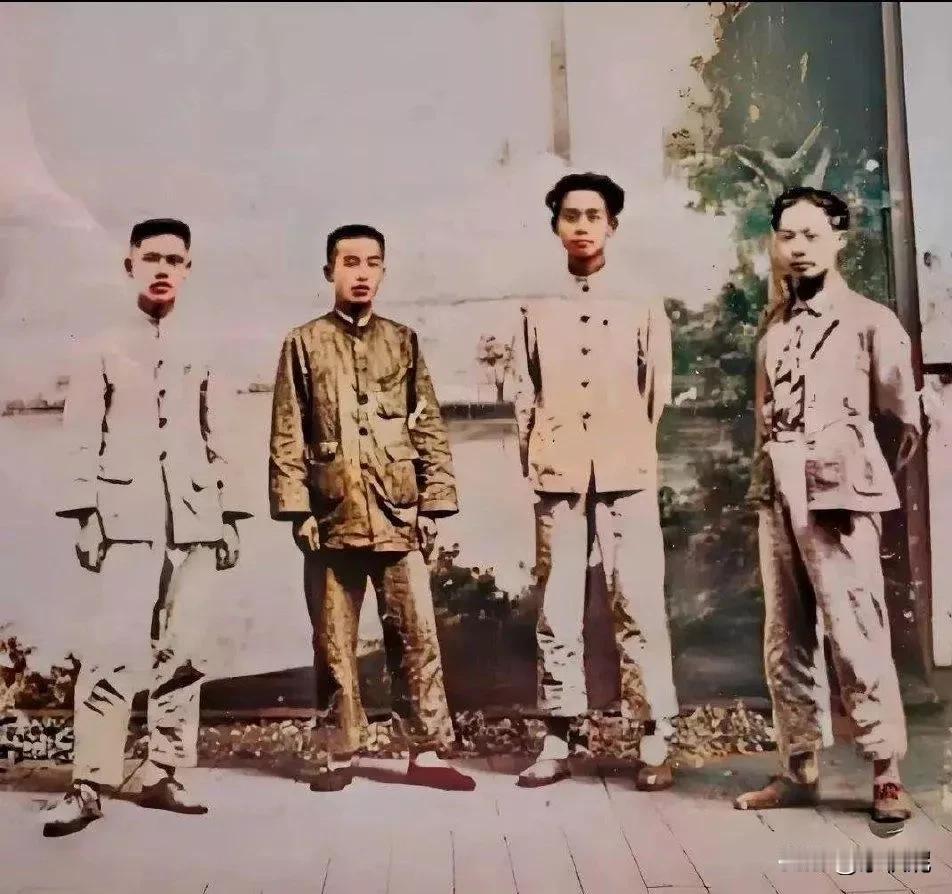 这是1929年教员拍摄的唯一照片。80年后，朱良才的女儿翻修自家老屋的时候，