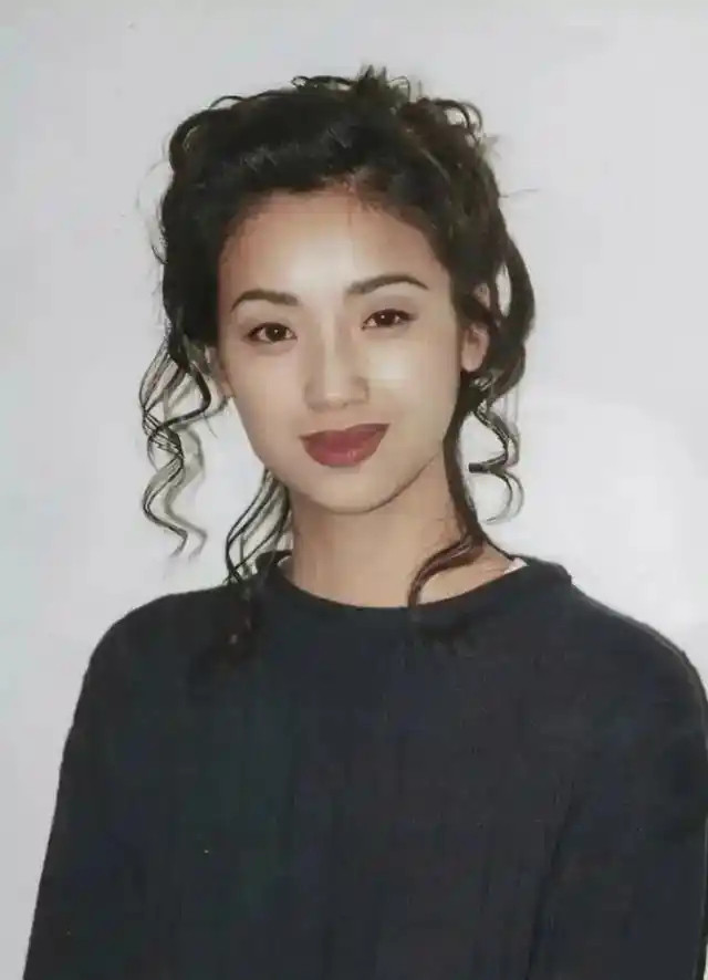 57岁吴倩莲顶一头白发现身！容貌身材不输当年，女神真的不会老吗