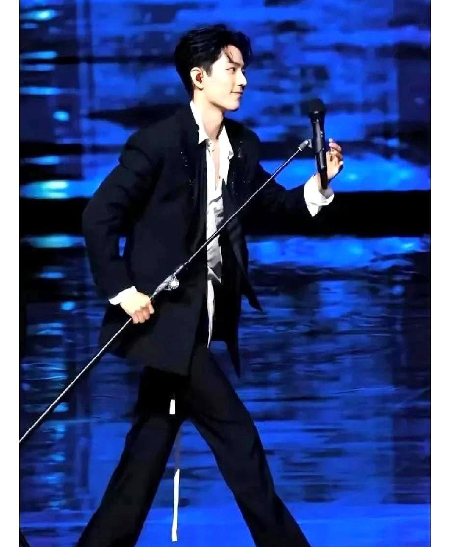 他拎过话筒架，也推过行李箱。央视镜头没滤镜，他排队领盒饭，没人认出是明星。敦