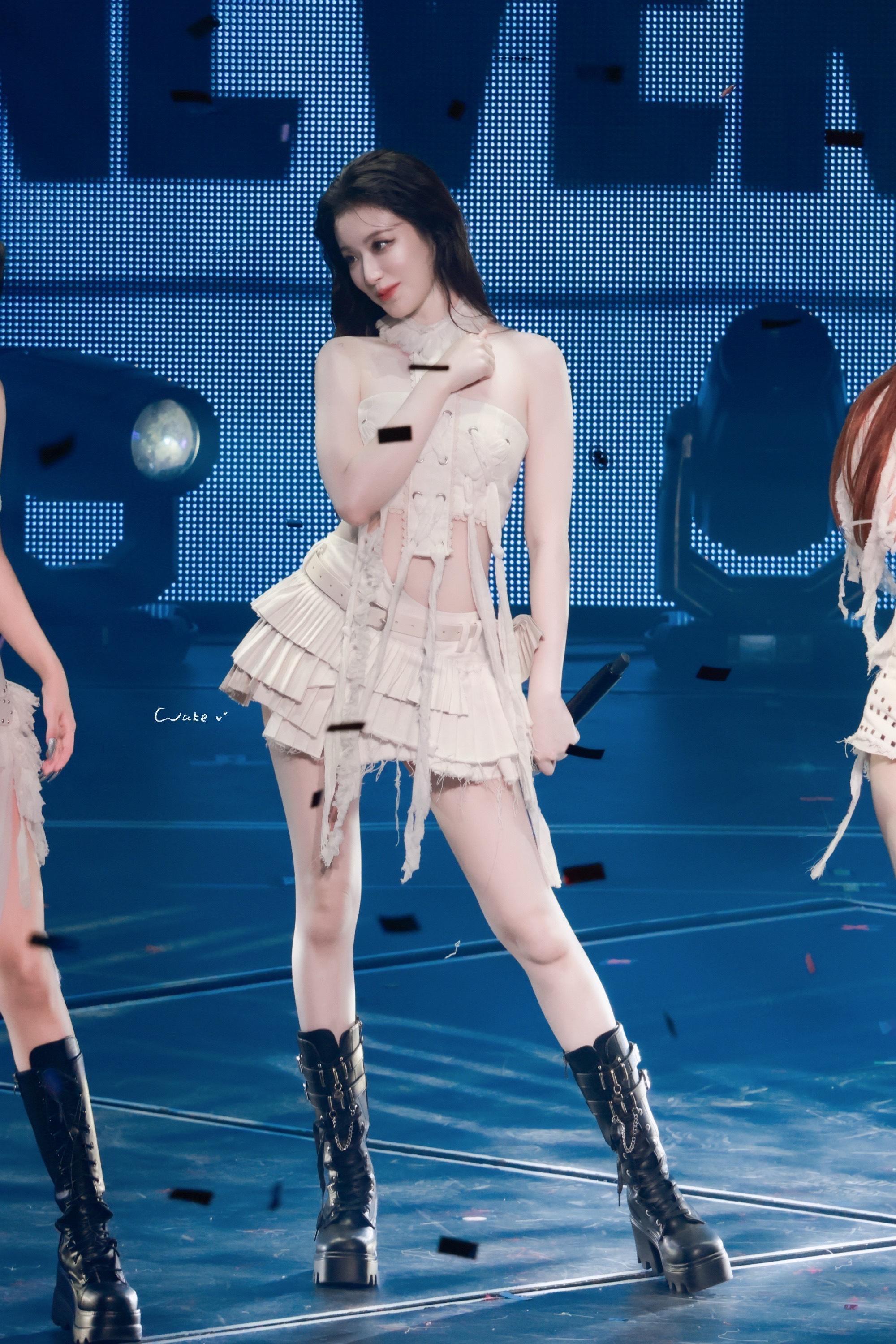 叶舒华目前就是美的离人很远了[跪了]​​​