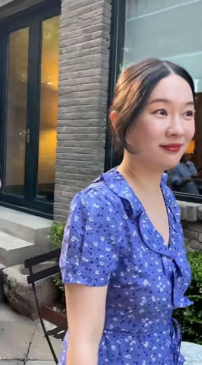 霍思燕被路人偶遇，虽然有了岁月的痕迹，但是还是很美，真的是妥妥的白富美！她就是