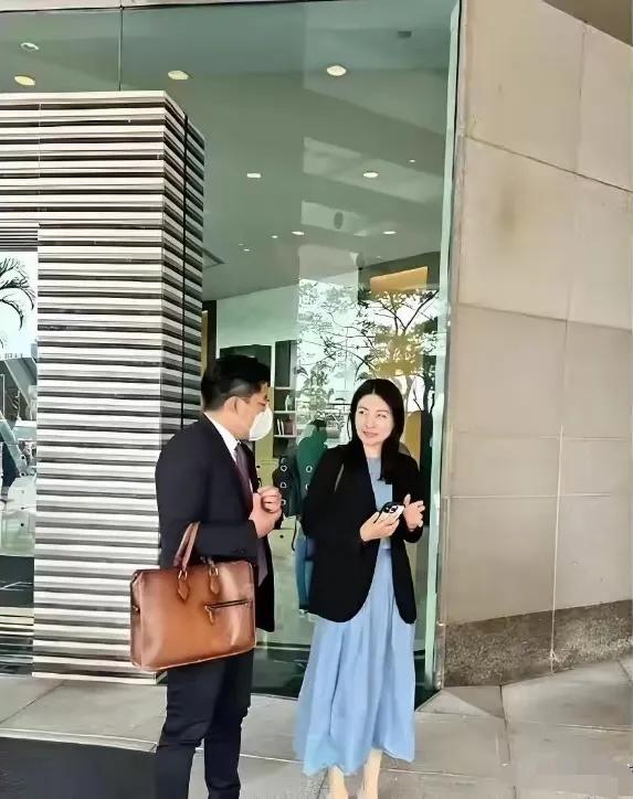 郭晶晶和老公有说有笑的逛街购物，这才叫幸福的夫妻，没有地位差距，有的只是恩爱的过