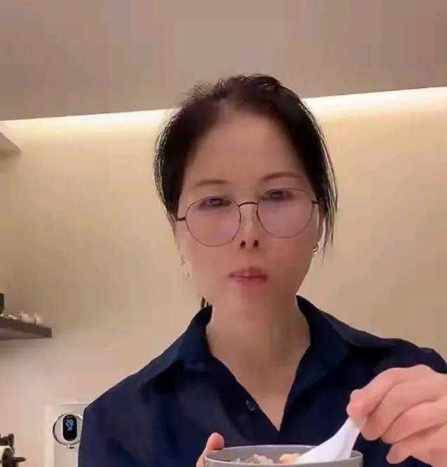 汪小菲你要小心你家的小杨阿姨了最近这个阿姨话太多了不是什么好兆头
