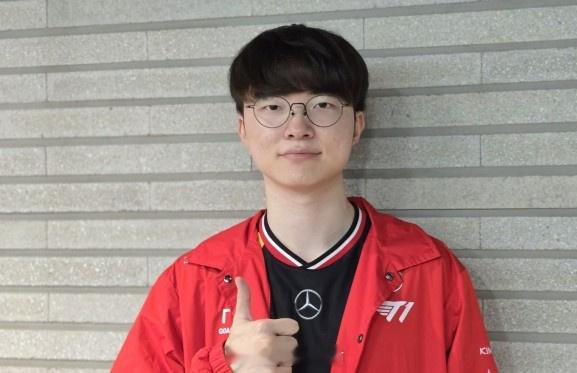 Faker恭喜Uzi入选名人堂Faker恭喜Uzi ​​​​