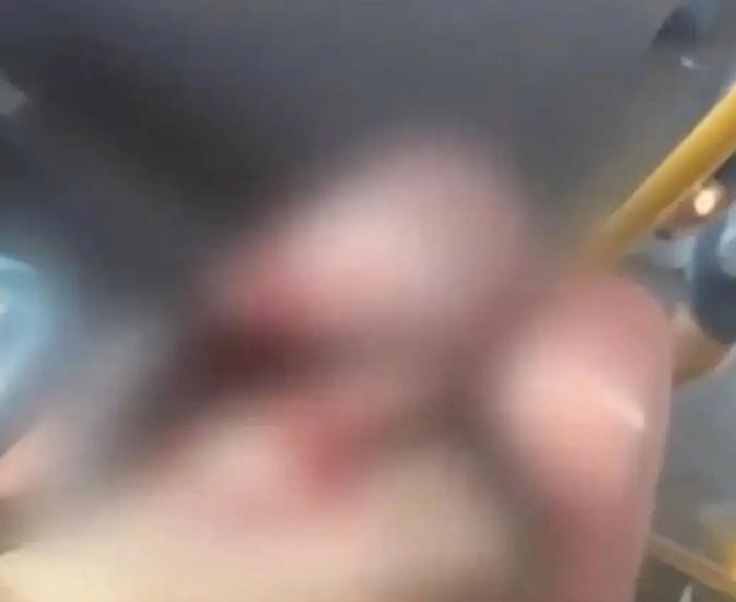 到底谁的错？湖南长沙，一女子乘坐公交时起身更换座位，突然觉得手背被旁边老人摸了一
