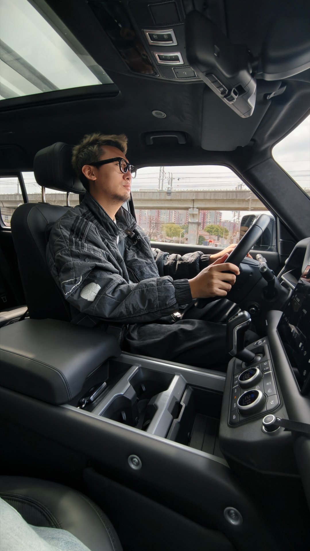 现在看，卫士把大梁取消掉，简直是无比正确的决定！！平时开就是舒适豪华Suv，换上