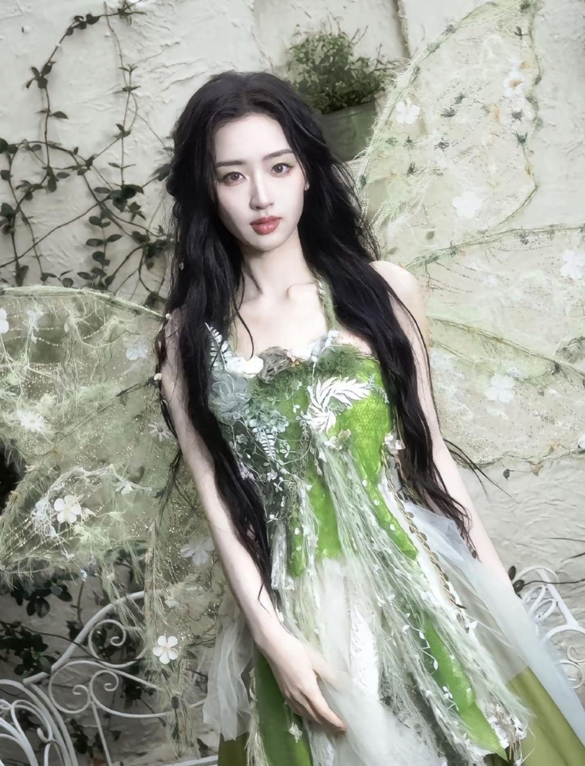 邓恩熙这次的小精灵妆造简直美到让人失语！翠绿纱裙像是用森林里最鲜嫩的树叶织就，每