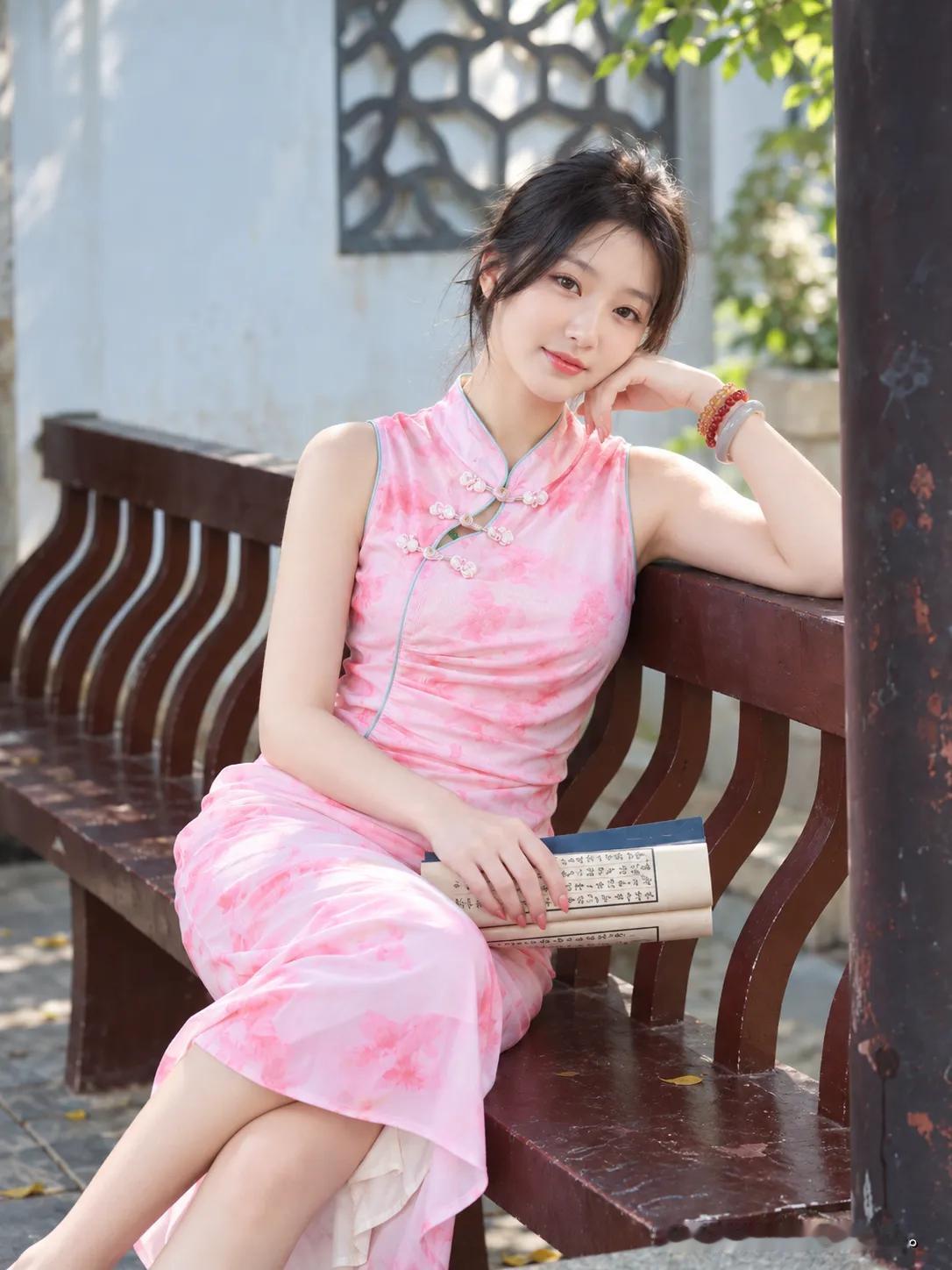 粉色无袖碎花旗袍，江南园林亭廊，拍出清雅江南氛围感秋日桂花旗袍