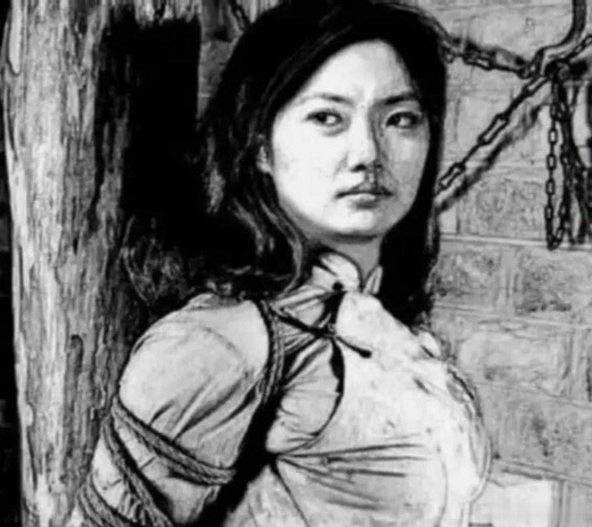 1942年，一女战士被汉奸出卖，被日寇折磨得不成人形，次日，一个翻译扇了她一巴掌