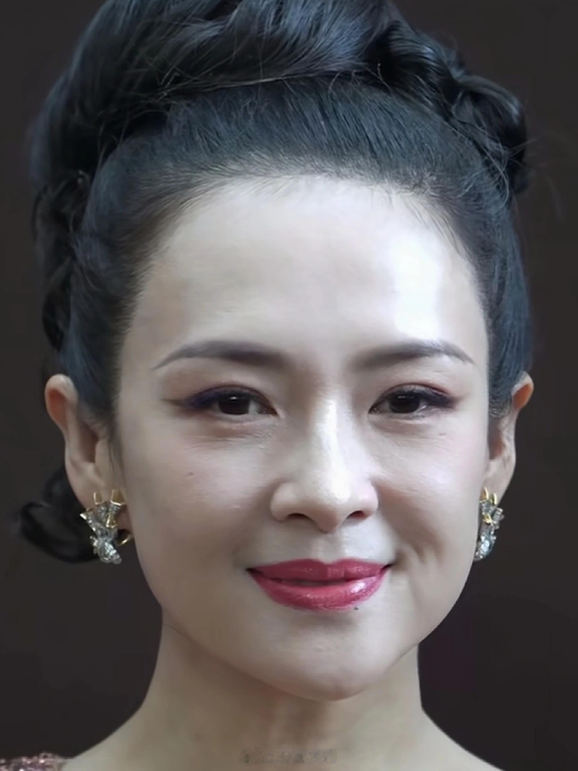 感觉章子怡年龄越大看着越慈祥人美心善