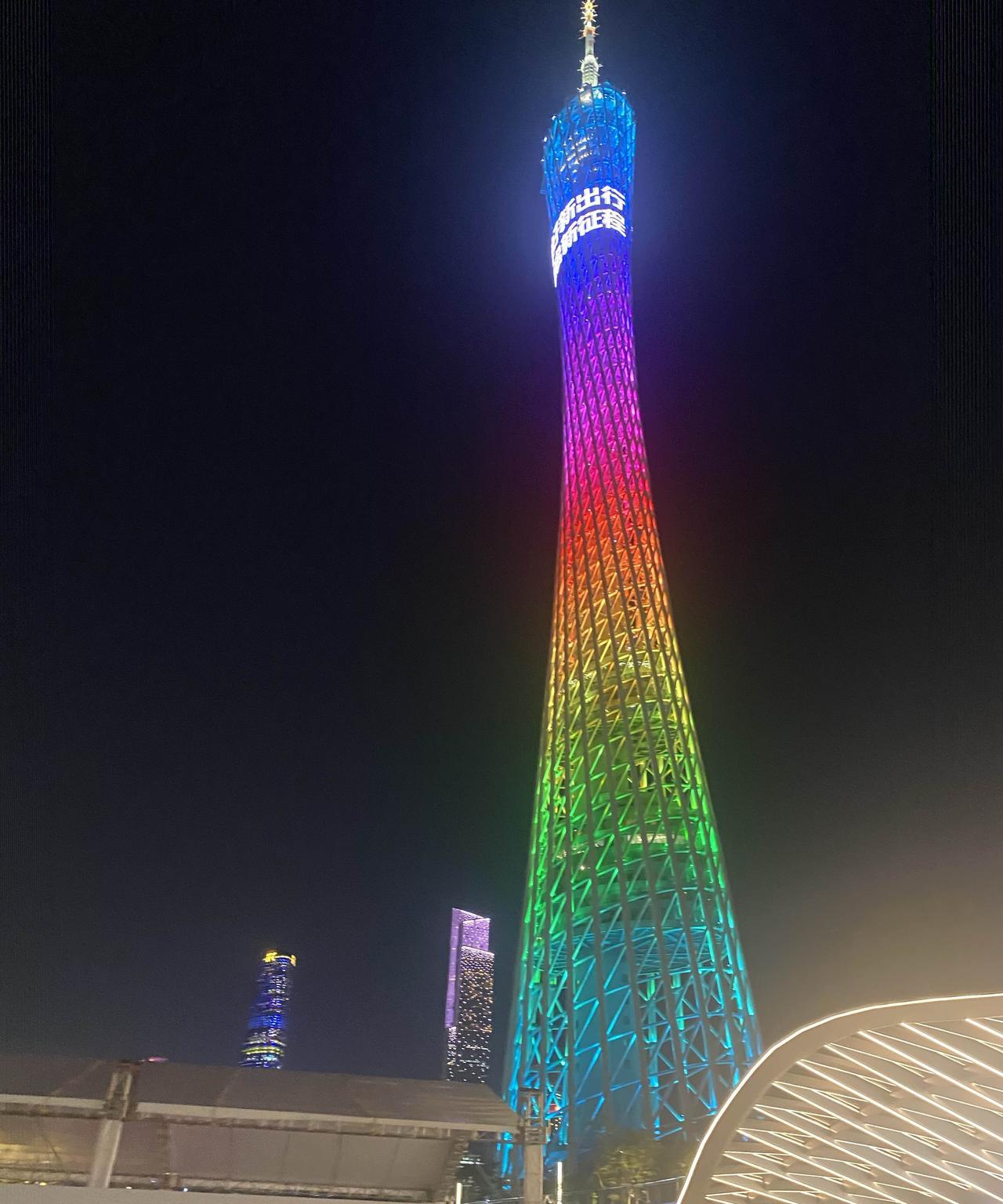 今天回家了，在广东待了十几天了。我们定的是早上八点的飞机，得提前两个小时到机