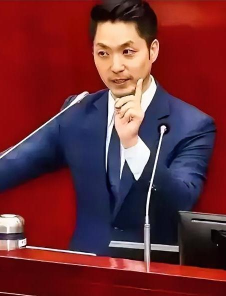 蒋万安这次态度强硬地反击了绿营搞“去中国化”的小动作，坚定守护着校歌里“中国人”