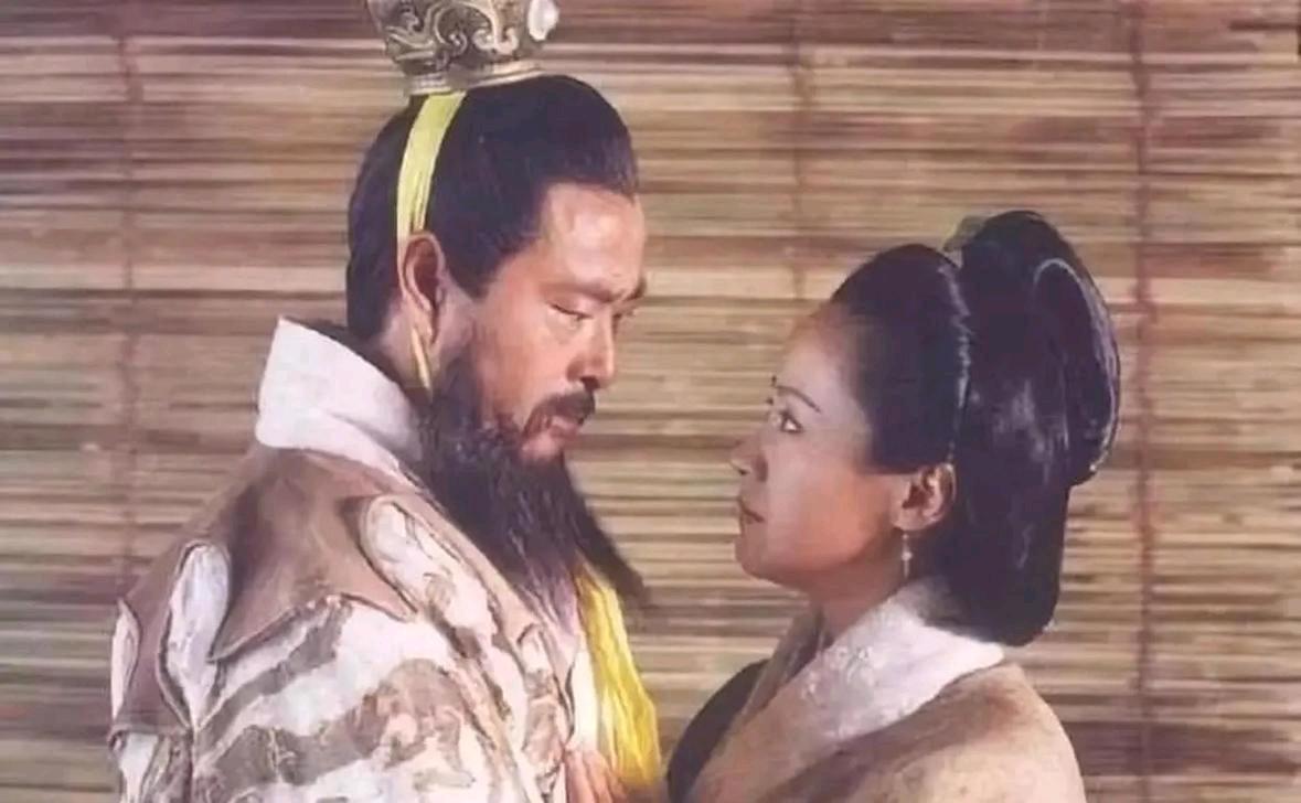 公元178年，丁夫人和24岁的曹操，结婚2年了。这一天，丁夫人强忍泪水，让漂亮的