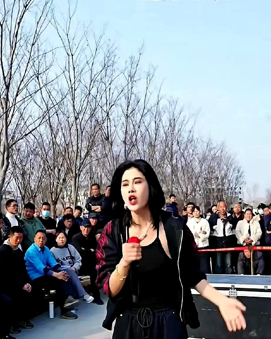 离开千万级流量团队单飞，她反而越过越顺了。之前在木森大舞台，她跟着团队做到过