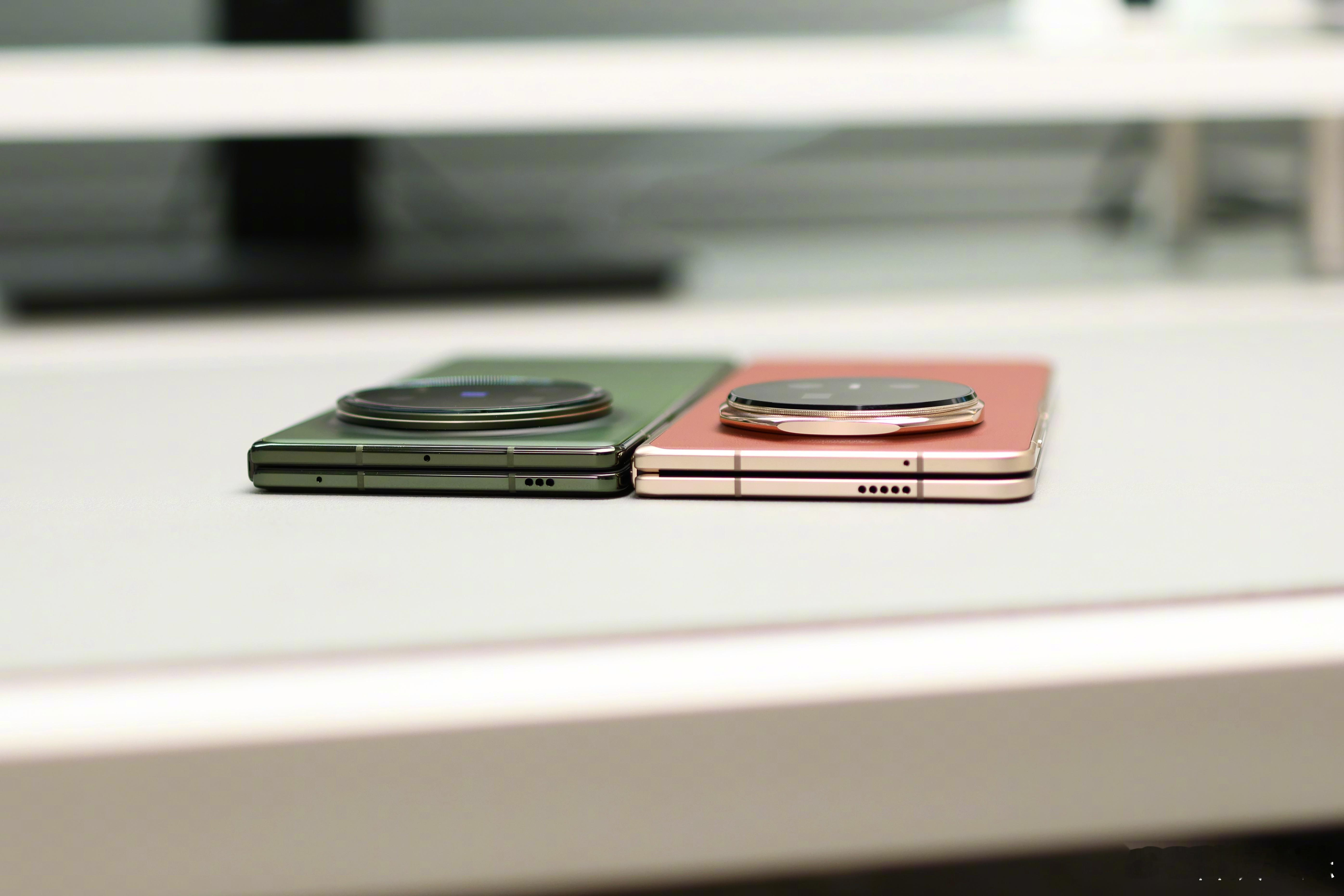 市面上现有大折叠屏的轻薄度基本维持在了9mm左右，已经足够轻薄了，在重量和厚度方