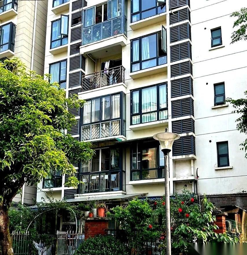 我那姐们儿，差点就被人当傻子给收割了。中介一个电话打过来，说她之前看上的那套房