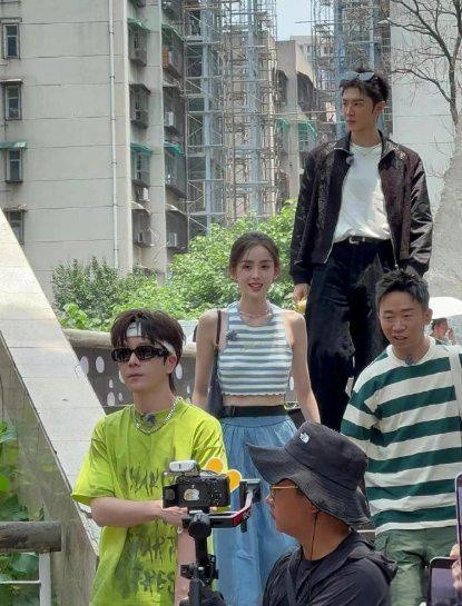 路人拍的古力娜扎，又白又瘦，太美了。这个直角肩实在是爱了！