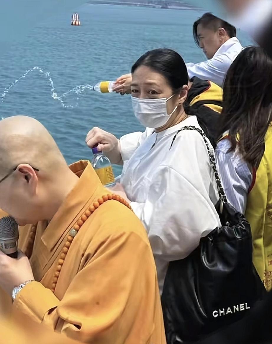 刘德华妻子朱丽倩罕见露面，背香奈儿包包，一看就是贵妇。2月3日，有网友曝光了