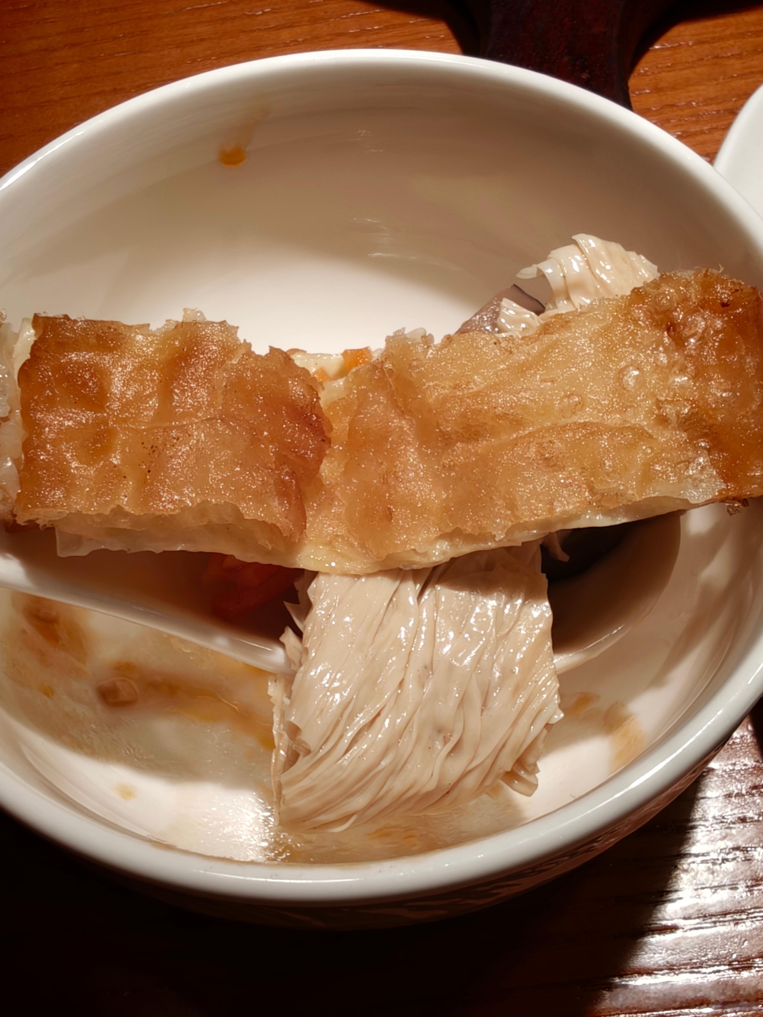 这个菜叫素鸡还是素鹅什么来着，端上来的时候，卖相还挺逼真，结果一夹起来，散架露馅