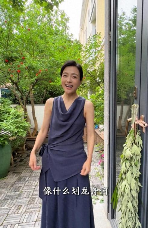杨乐乐端午采买艾草！穿“礼服风”装束逛菜市场贵气十足，别墅尽显古韵风华或许很多