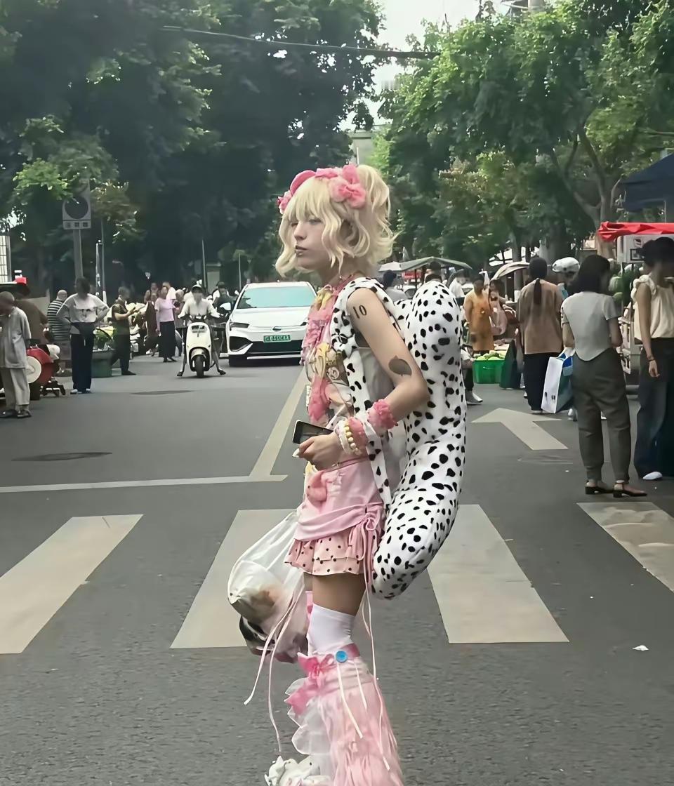 有个这样的女儿也是有苦说不出啊！