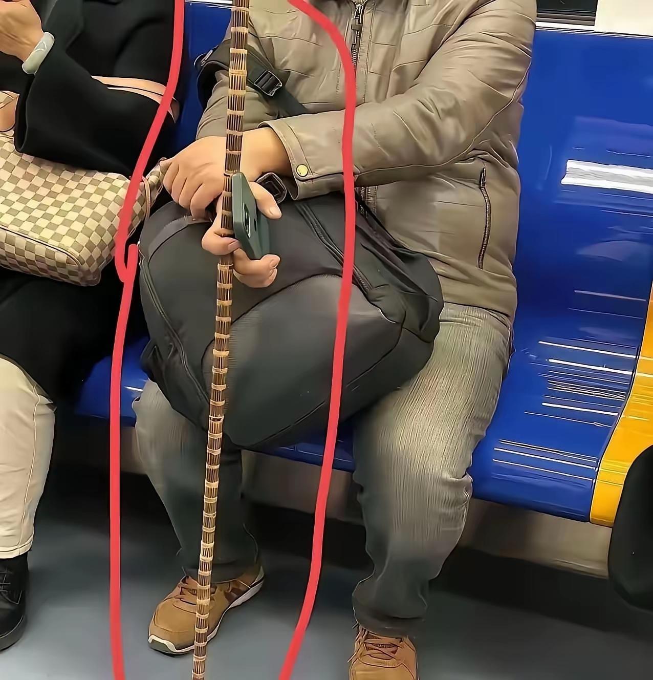 这手杖是纯天然的，据说能买到这样一个手杖登山很舒服，大家猜猜多少钱。