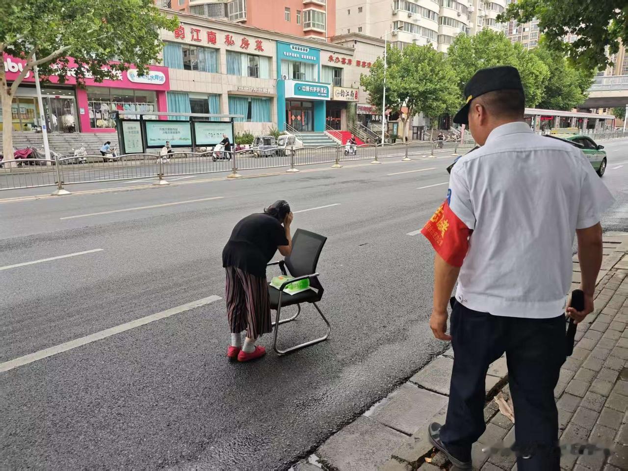 令人心酸而又倔强的老太太:2026年7月17日下午三点左右，郑州市中原区巡防队员