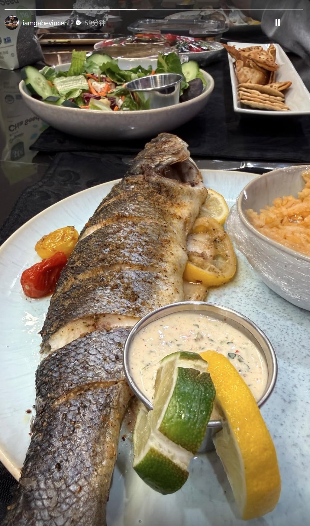 文总晒晚餐，胃口不错