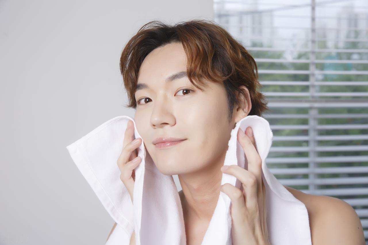 男性天生皮肤粗糙？其实大多是这些坏习惯在“搞鬼”，需趁早改掉走在大街上，经常