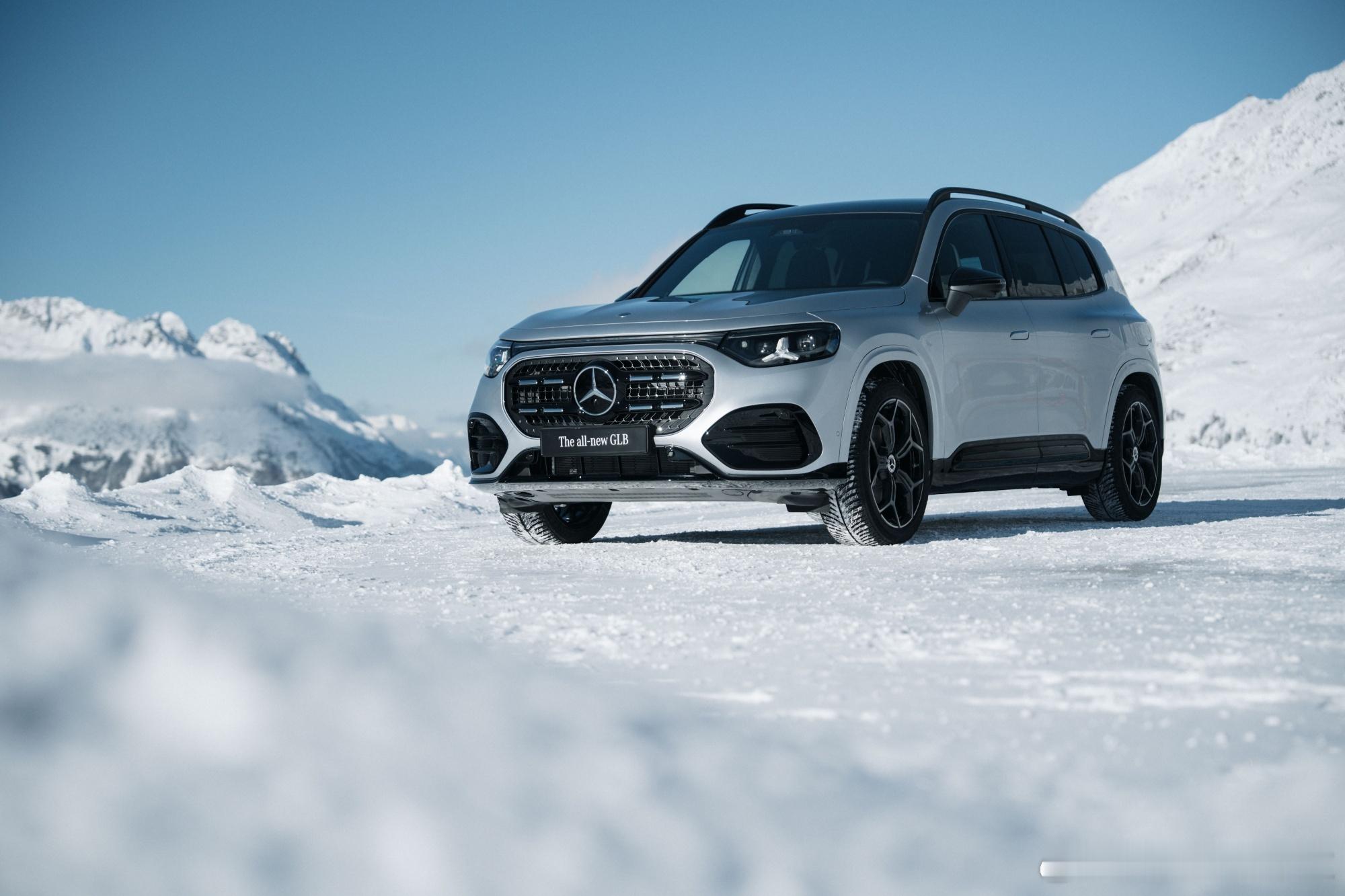 全新梅赛德斯-奔驰GLB来了，纯电和燃油都有。纯电车型搭载800伏电气架构和