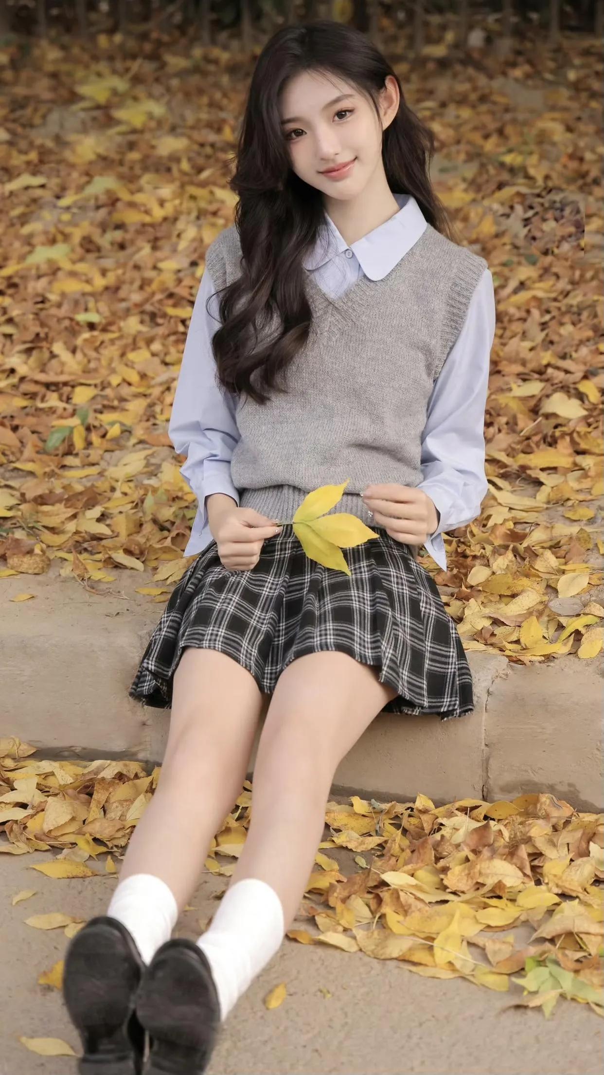 秋叶落，少女坐，静看岁月长。