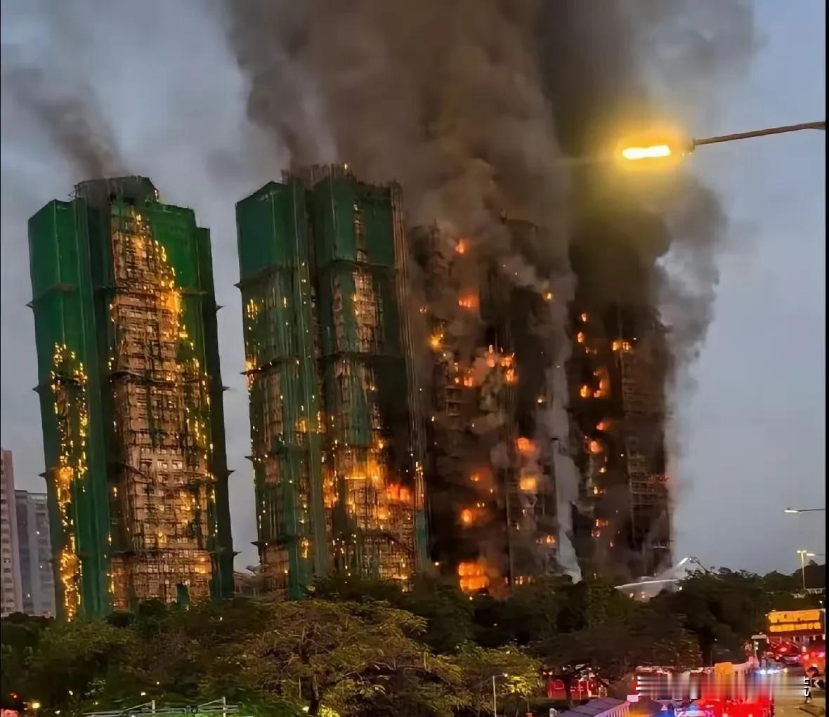 我朋友在香港出差，她亲眼目睹了火灾现场，特别悲伤的打电话跟我说：现场火势太大了，