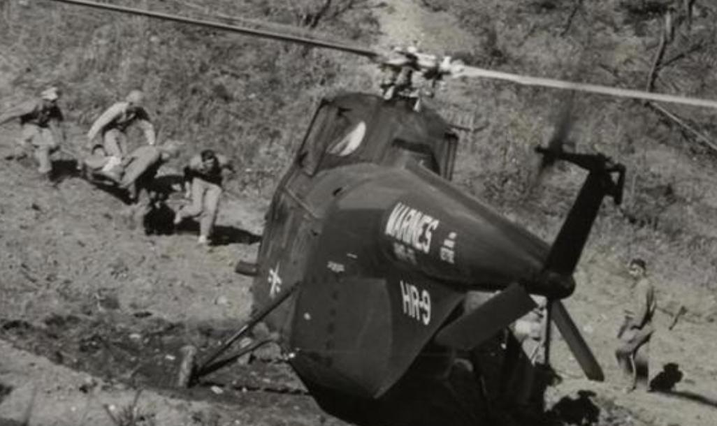 1951年战场上，两个背饭桶的志愿军伙夫，突然看到一架美军直升机降落眼前，他们会