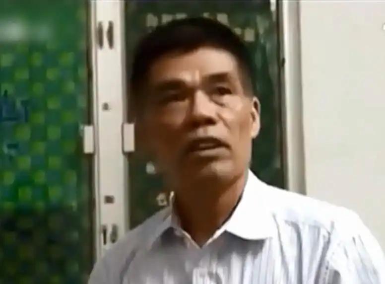 年轻时手握千万身家，风光无限的他狠心逼迫前妻净身出户，亲手将两个亲生女儿赶出家门