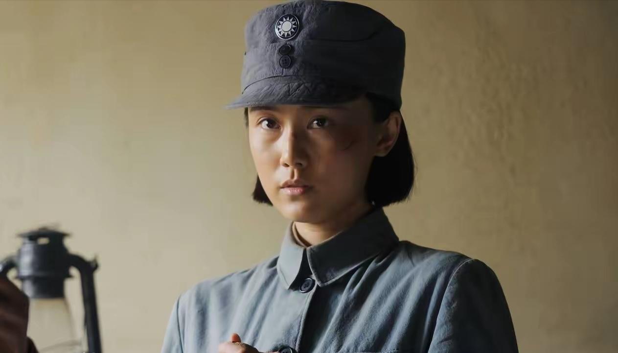 追剧《九个弹孔》昨晚的剧情，褚红梅的两次反常举行，让观众怀疑她是日军的间谍。