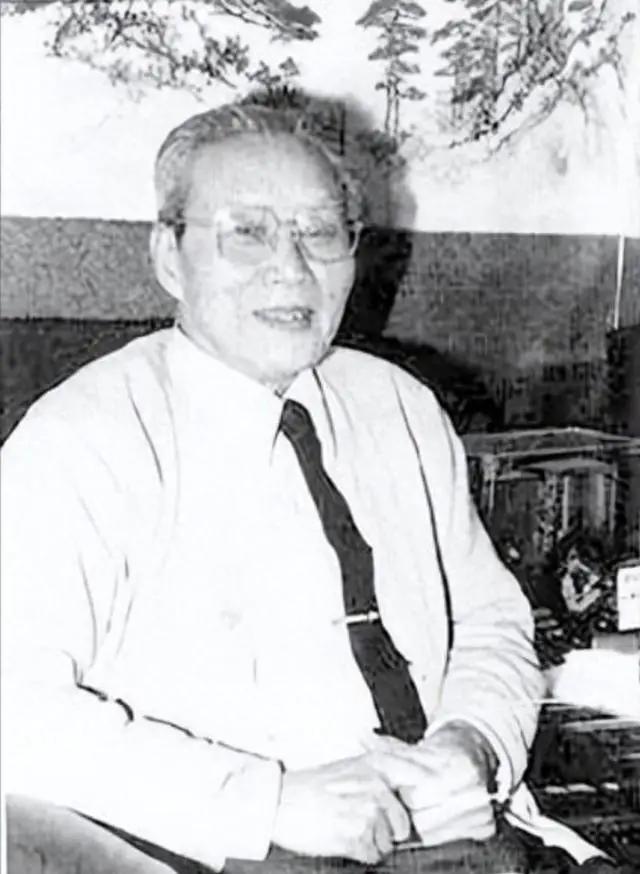 1958年，沈醉去天安门参加阅兵仪式，看见毛主席身边站着的女人，吓得他当场差点魂