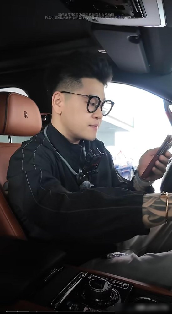 库里南给了亲儿子，承诺的奔驰变成了旧高尔夫，李勒优连给爷爷奶奶买家具的钱都拿不出来。晋妈直播里数落她