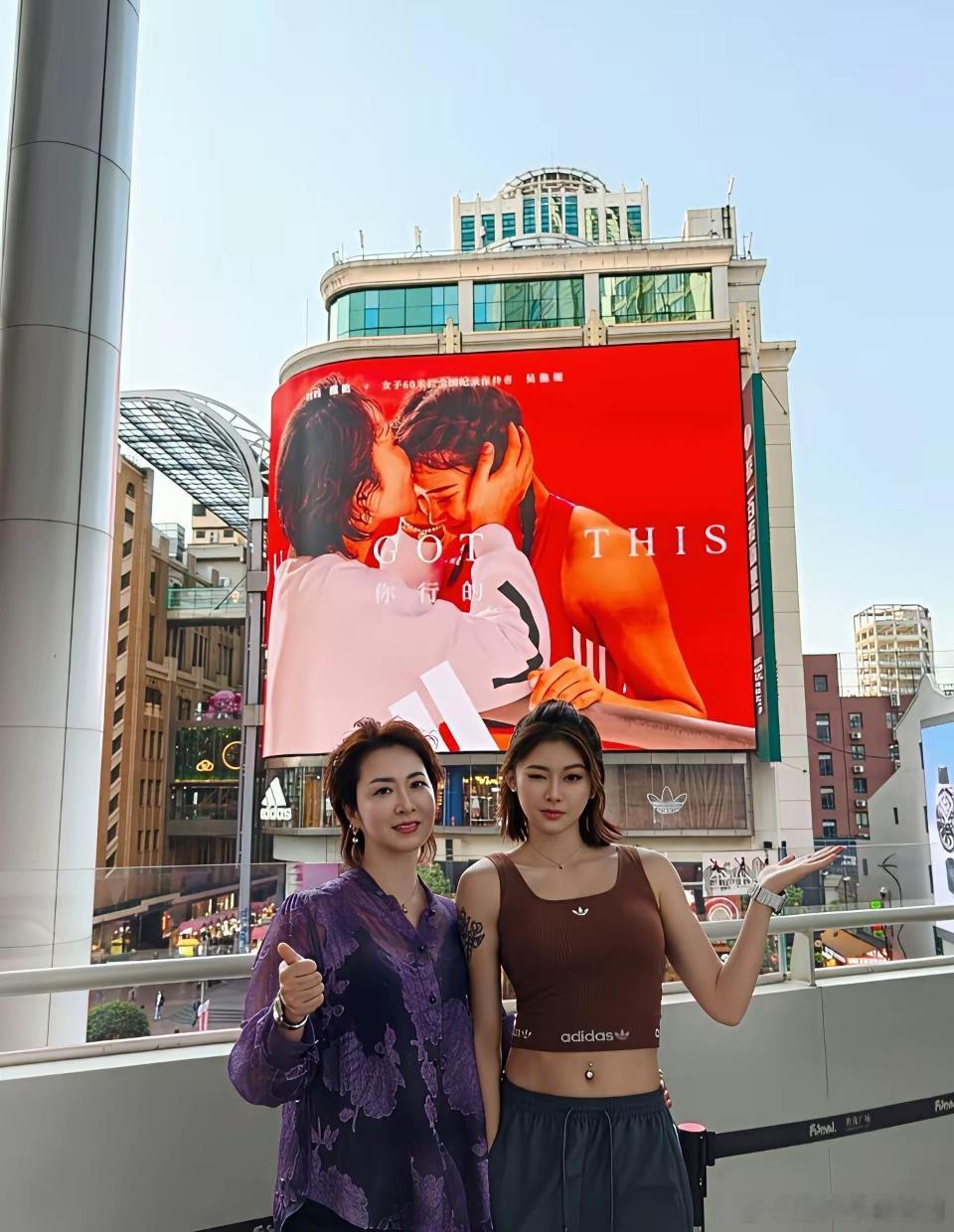 看到28岁吴艳妮现在的样子，我终于理解了，她为什么总是这么自信，不是因为她年少轻