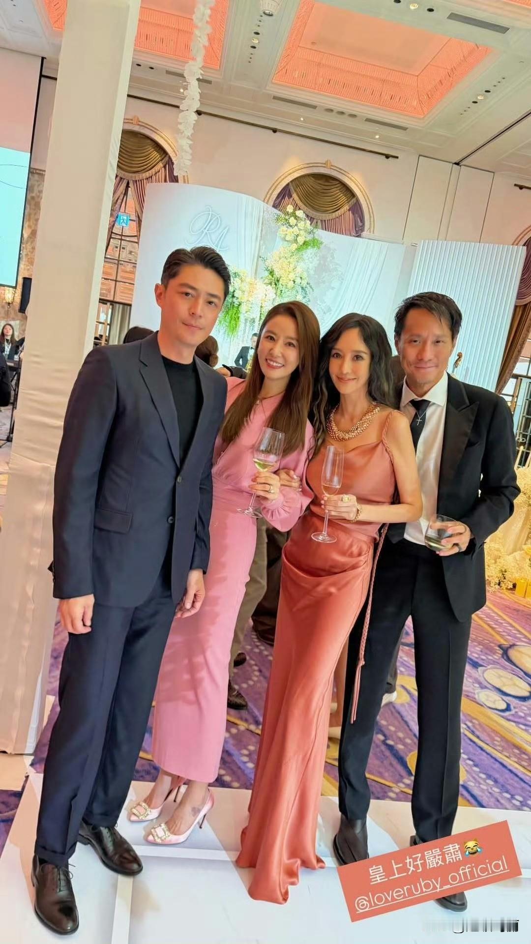 关颖分享和林心如、霍建华合照，写说：皇上好严肃[滑稽笑]