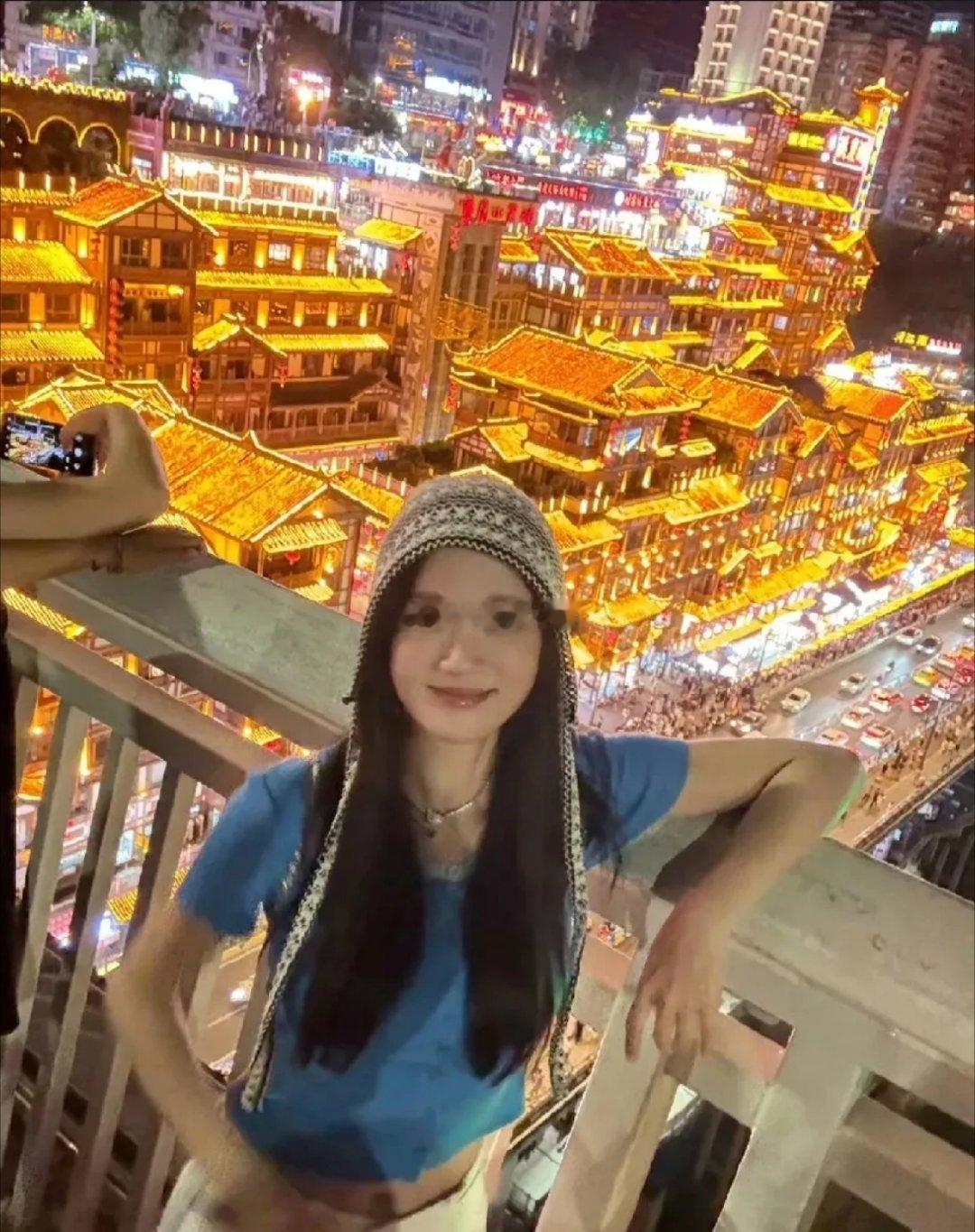 陈乔恩在重庆度假打卡，人美景更美！6月16日她晒出美照，称重庆充满烟火气，