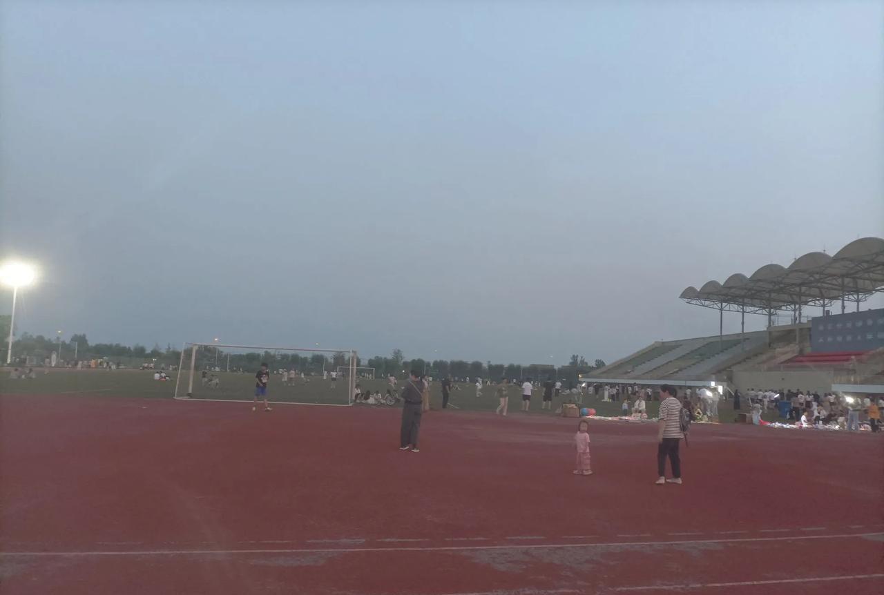 像我这样活着的人是不是在浪费空气？上学时候学习不好，连个本科也考不上，只能考个专