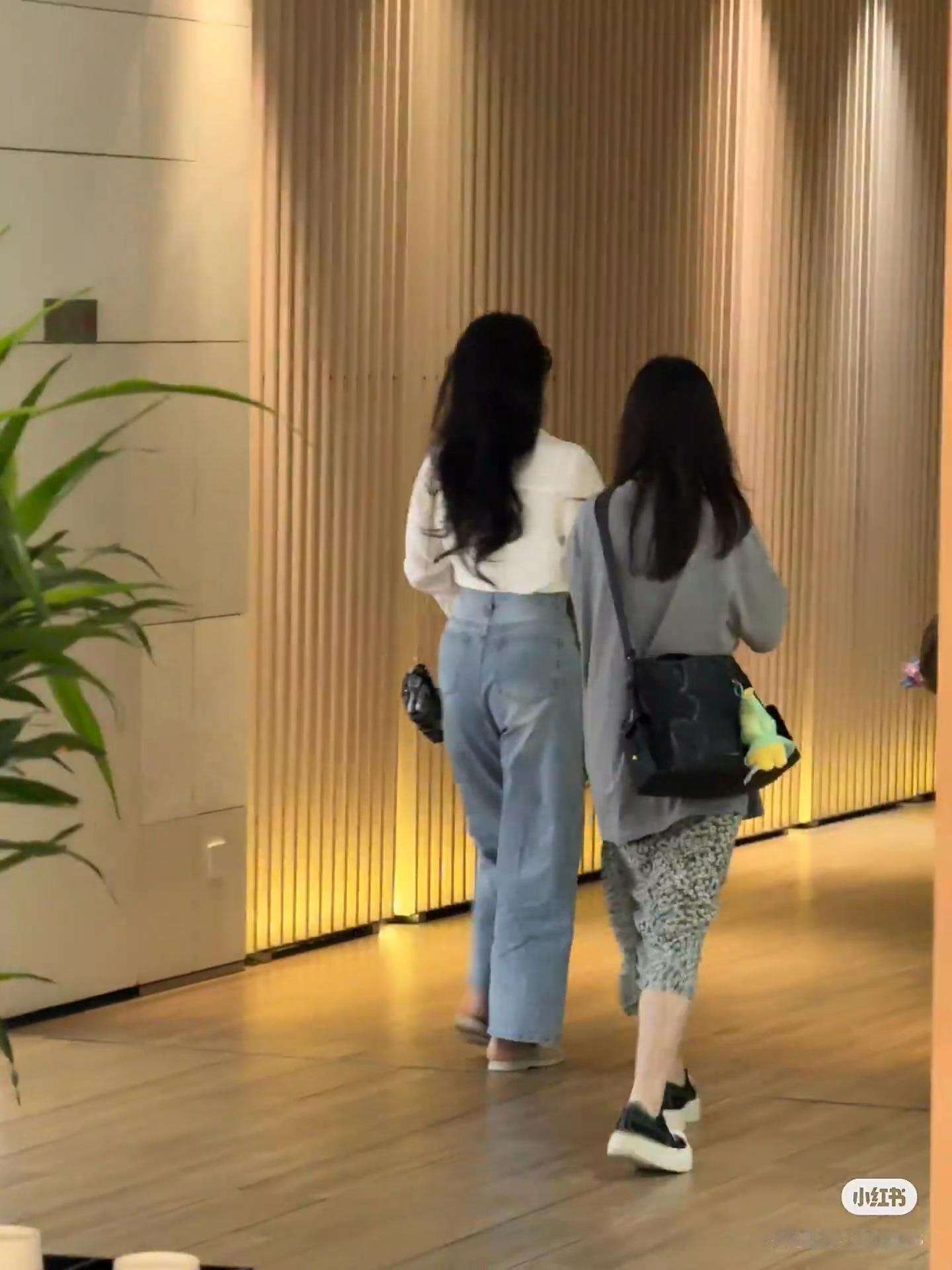 网友又在上海偶遇刘亦菲了[笑着哭][笑着哭]背影都能让星光溢出屏幕​​​