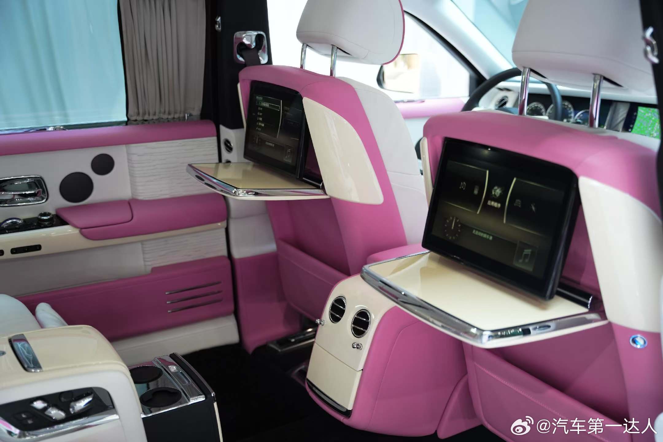 劳斯莱斯幻影6.7T加长版双拼色外观四座航空座椅白色钢琴烤漆后娱小桌