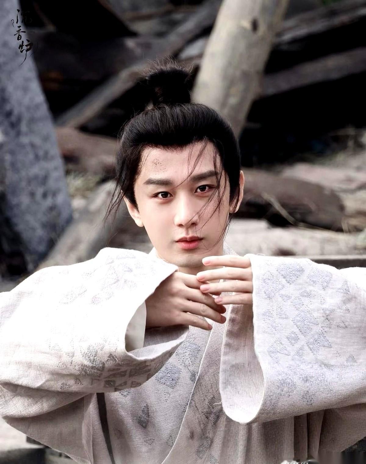 Bang！一声闷响。人就那么直挺挺地从房梁上掉下来了。我隔着屏幕心都抽了一下