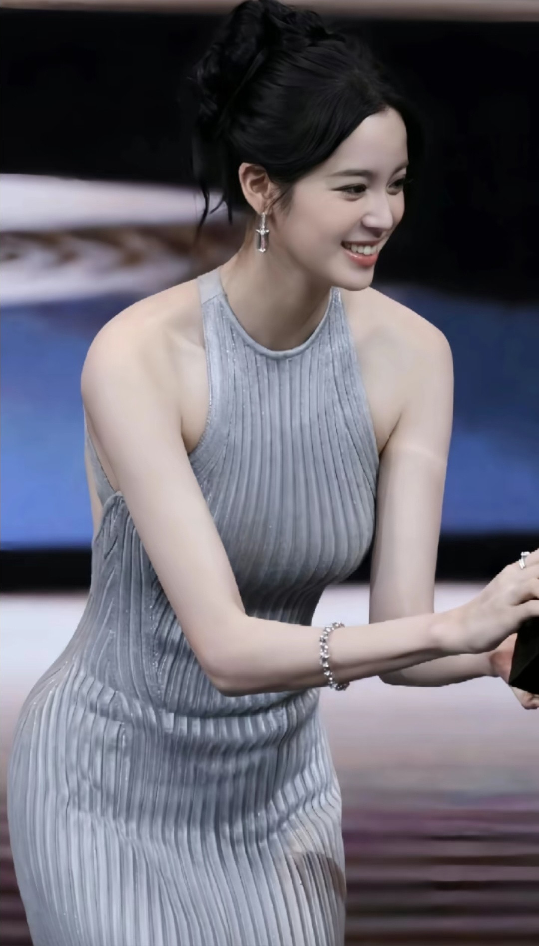 之前一直以为欧阳娜娜是白幼瘦的风格，这套好不一样！好有女人味啊，她真的人又高身材