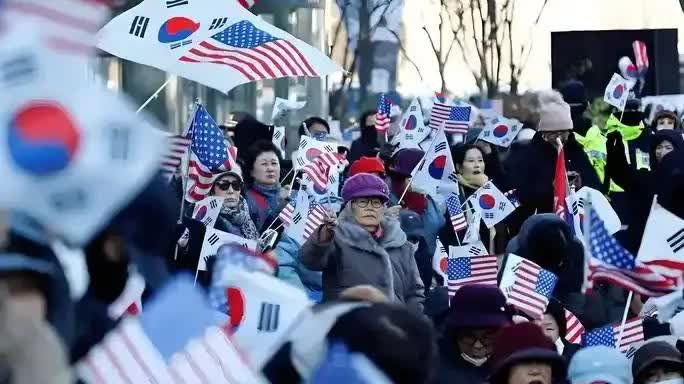 韩国人被精神阉割得厉害！！有韩国网友在外网上发问首尔举行这么大的“反中游