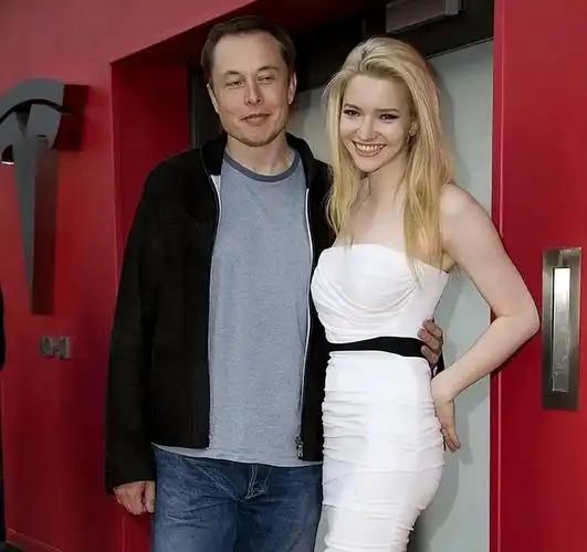 马斯克不适合婚姻，这一点连他的前妻都看得很清楚。在外人眼里，他是改变世界的天