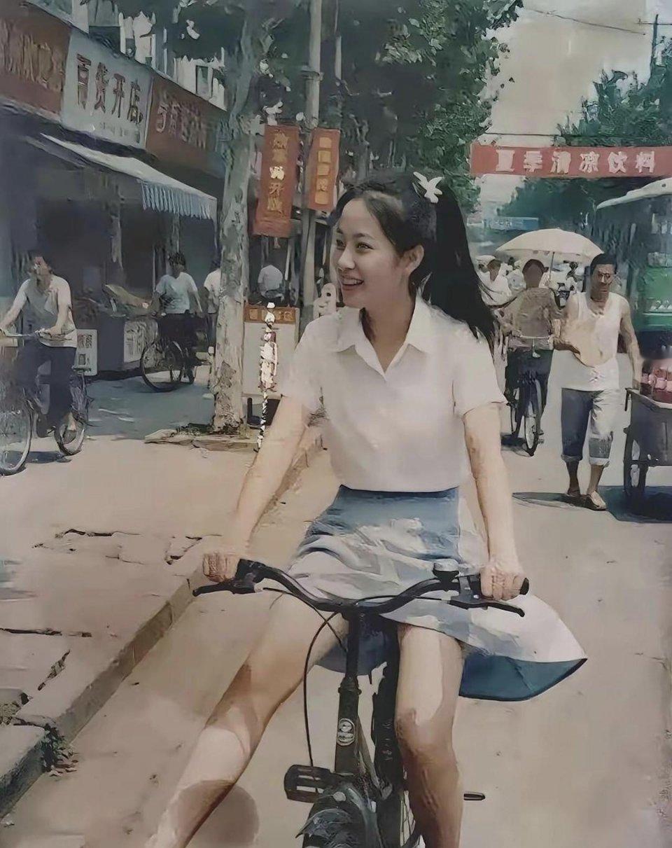 98年的女生，放到现在也算大美女吧！