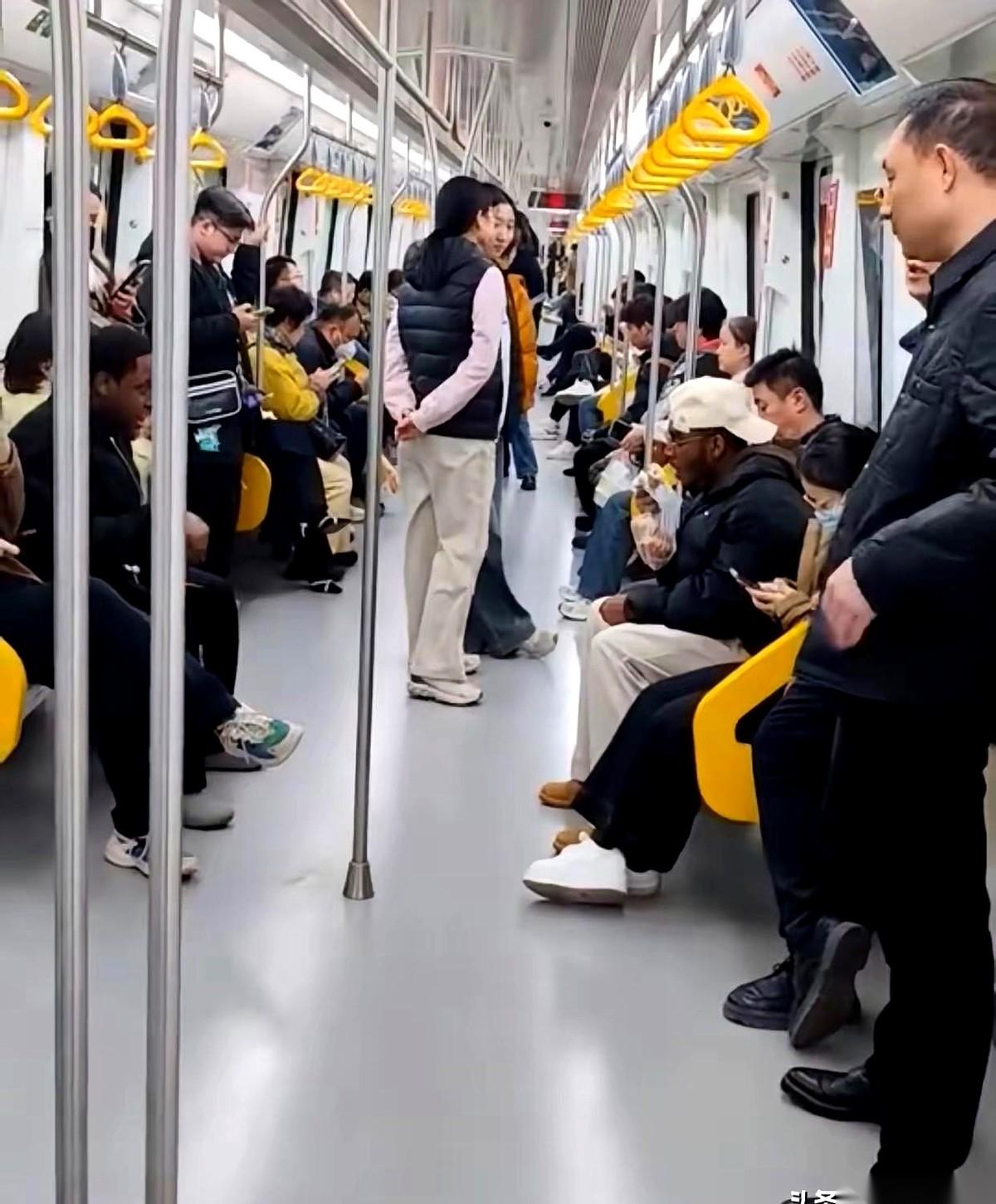 就那个黑人哥们儿，在地铁里吃得那叫一个香。旁边的我们呢？一车厢的中国人，跟看空